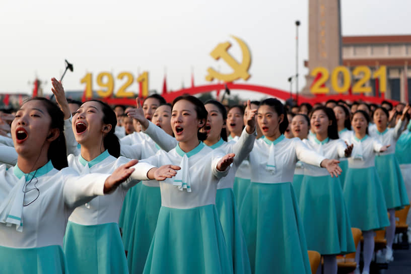 В торжественном митинге в честь столетия Коммунистической партии Китая на пекинской площади Тяньаньмэнь приняли участие около 70 тыс. человек. Традиционный военный парад был заменен пролетом китайских самолетов 