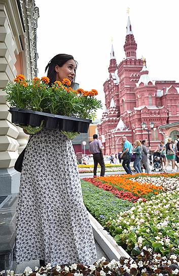 Актриса Ольга Сутулова на Фестивале Цветов в ГУМе