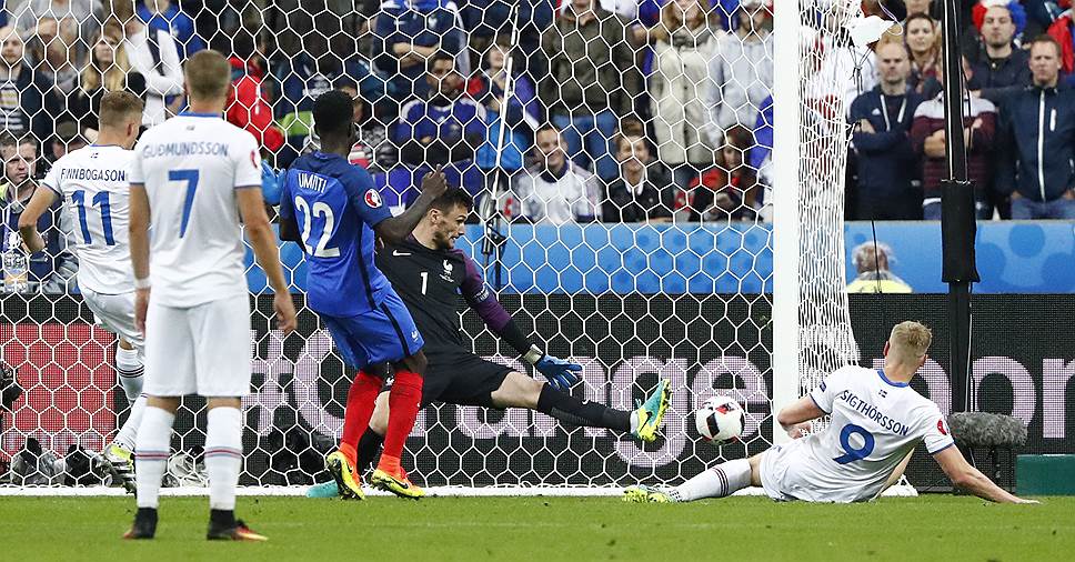 Колбейн Сигторссон (справа) забивает первый гол в ворота сборной Франции