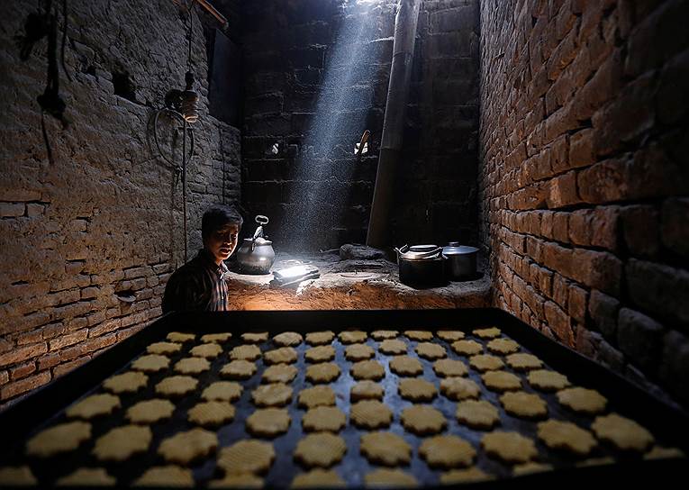 Кабул, Афганистан. Мужчина готовит традиционные сладости на фабрике к закят аль-фитра: милостыне, которую раздают всем нуждающимся мусульманам перед наступлением праздника Ураза-байрам