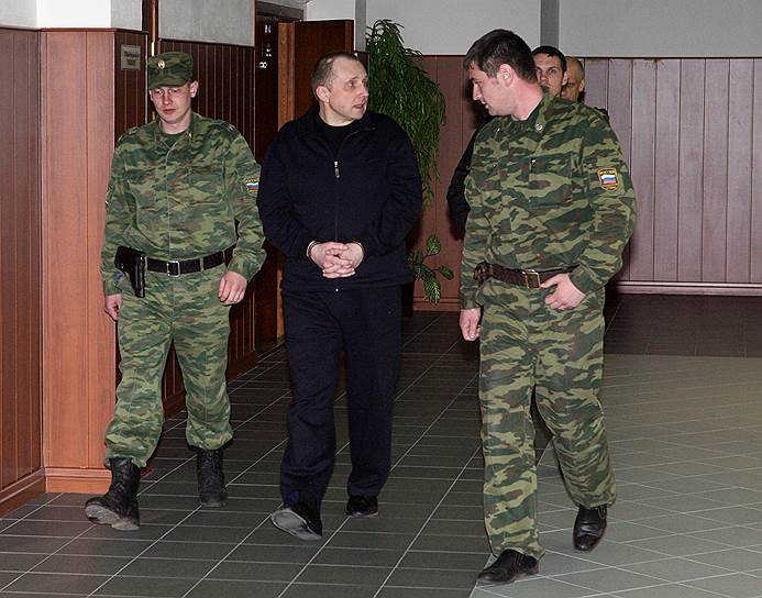 Бывший начальник службы безопасности ЮКОСа Алексей Пичугин (в центре)