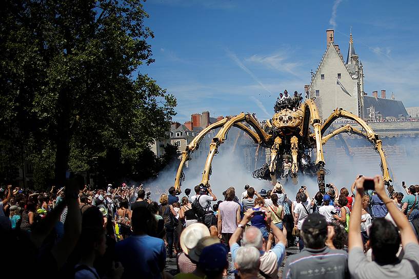 Нант, Франция. Люди на презентации паука-робота, созданного компанией La Machine production 