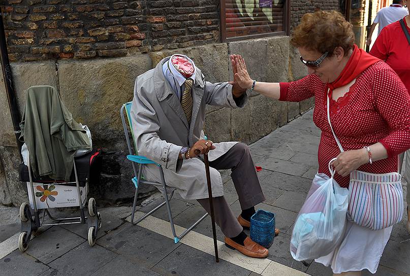 Памплона, Испания. Уличный художник на фестивале Сан-Фермин