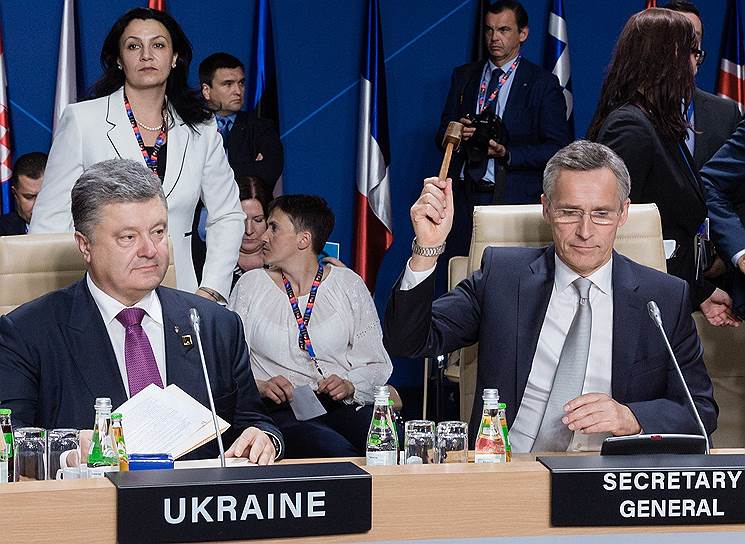 Президент Украины Петр Порошенко (слева), депутат Верховной рады Надежда Савченко (в центре), генсек НАТО Йенс Столтенберг 