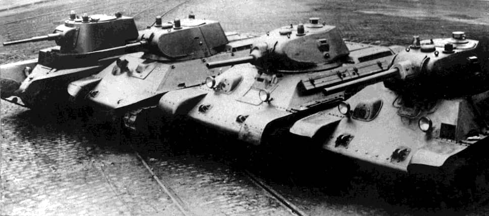 19 декабря 1939 года на вооружение был принят основной боевой танк Т-34, «оружие Победы». На среднем танке впервые была установлена длинноствольная 76-мм пушка Л-11 (позже Ф-34). 31 марта 1940 года он был запущен в серийное производство&lt;br>
На фото слева направо: танки А-8 (БТ-7М), А-20, Т-34 образца 1940 года с пушкой Л-11, Т-34 образца 1941 года с пушкой Ф-34