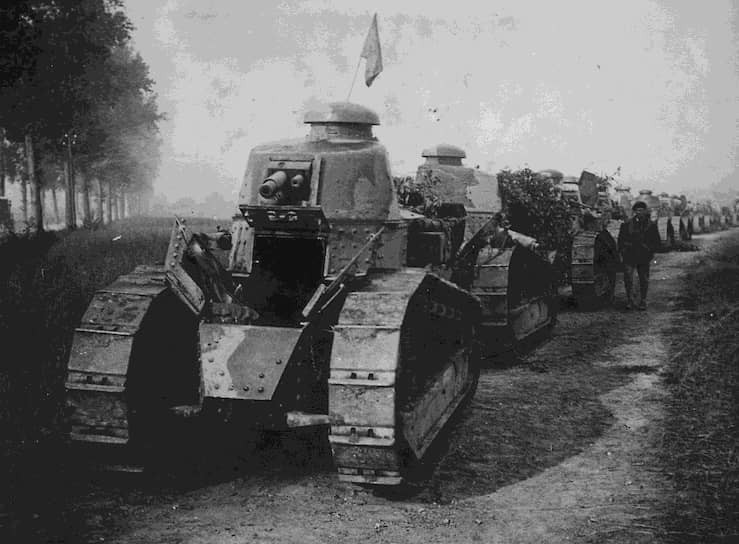 В 1916 году под руководством Луи Рено был разработан первый серийный легкий танк – Renault FT-17. Спустя три года трофейный «Рено» стал первым танком, участвовавшим в первомайском параде на Красной площади. После этого FT начали производить в СССР 