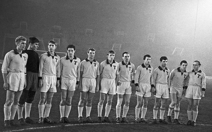 В 1960 году свое первое чемпионство оформило московское «Торпедо». Это был первый чемпионат в истории СССР, когда количество команд в высшем классе «А» было увеличено с 12 до 22. В финальном групповом этапе ФК «Торпедо» обошел киевское и московское «Динамо» на три очка. Позже «заводчане» становились лучшей футбольной командой СССР дважды — в 1965 и 1976 годах
