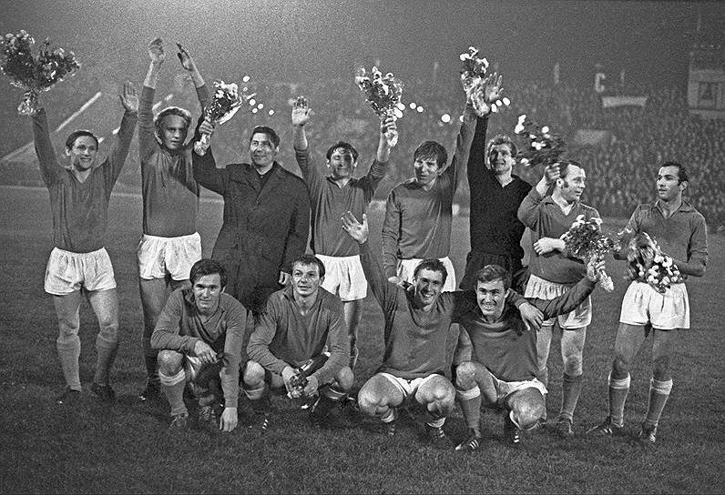 В 1972 году чемпионом СССР сенсационно стала «Заря» из Луганска (в то время — Ворошиловград). 29 октября клуб сыграл вничью (1:1) с московским «Торпедо», за три матча до конца турнира обеспечив себе единственное (как выяснилось позже) золото в чемпионатах СССР. В 1973 году клуб занял в турнире седьмое место, позже лучшим результатом клуба стало девятое место в 1975, 1977 и 1978 годах. В 1979 году «Заря» вылетела в первую лигу и в высший дивизион уже не возвращалась
