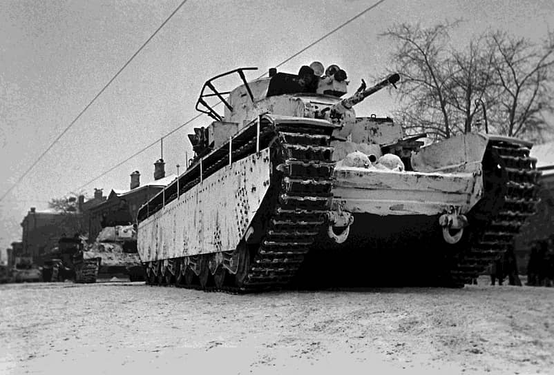 С началом использования противотанковой артиллерии во время Гражданской войны в Испании (1936-1939 годы) от многобашневых танков полностью отказались: их конструкции исключала полноценную бронезащиту&lt;br>
На фото: пятибашенный советский танк Т-35