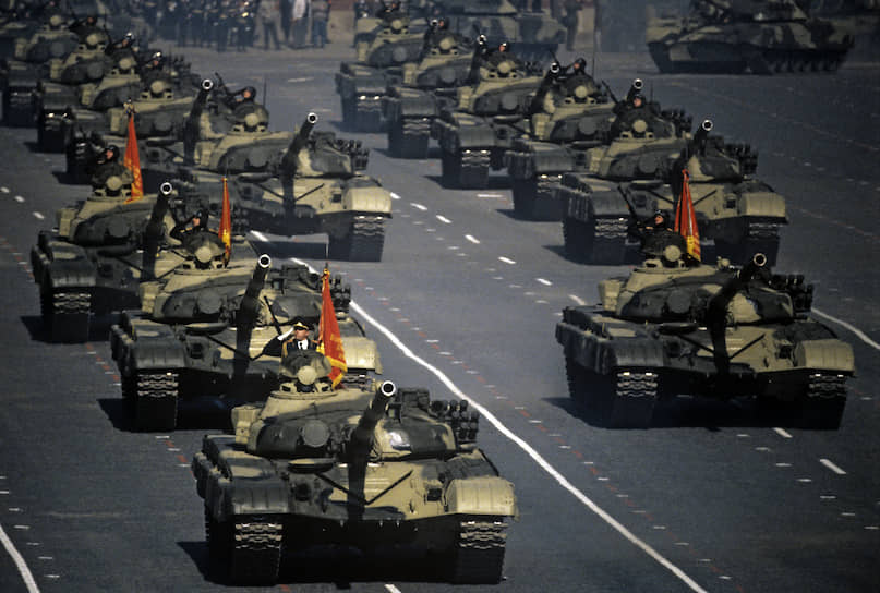 В 1973 году был принят на вооружение основной танк второго поколения Т-72 «Урал». Использовался в армиях более 50 государств. В начале 1990-х США получили 86 танков Т-72, использовавшихся в армии ГДР.  В СССР «Урал» выпускался до 1990 года на Уралвагонзаводе и Челябинском тракторном заводе 