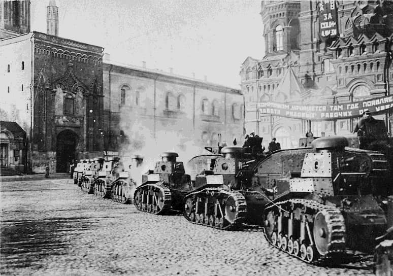 6 июля 1927 года был принят на вооружение «Малый танк сопровождения» — МС-1 (Т-18). В 1929 году девять машин приняли участие в военном конфликте на Китайско-Восточной железной дороге. Всего было выпущено 959 таких танков