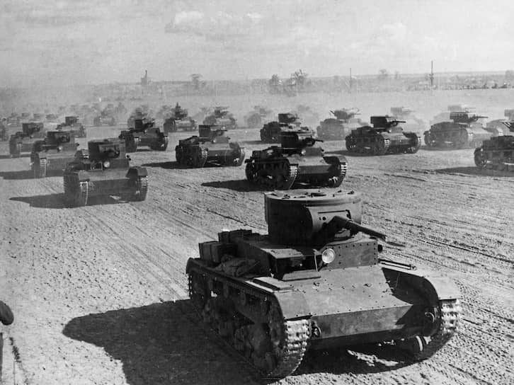 В 1930 году Советы приобрели лицензию на производство двухбашенного английского танка «Виккерс 6-тонный», а в 1931 году созданный на его основе Т-26 был принят в СССР «как основной боевой танк». К концу года было собрано 120 танков, но из-за их низкого качества Красная армия приняла не более 100