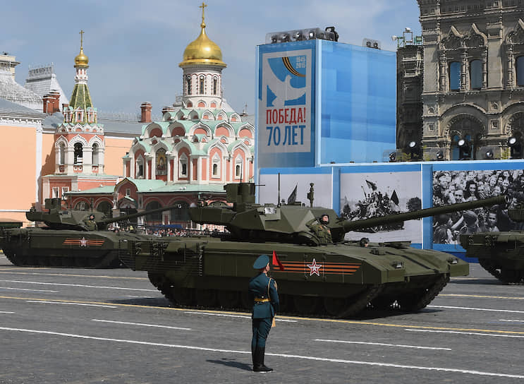 На параде Победы 9 мая 2015 года был представлен российский основной боевой танк Т-14 с необитаемой башней на базе универсальной гусеничной платформы «Армата». Главная его отличительная черта — бронированная капсула для экипажа, отделенная от боеукладки. Максимальная скорость «Арматы» — 90 км/ч, стойкость брони — свыше 900 мм. В рамках государственной программы вооружений был размещен заказ на изготовление 2300 танков Т-14 до 2020—2025 года. В 2016 году «Уралвагонзавод» начал поставки в российскую армию танков Т-14