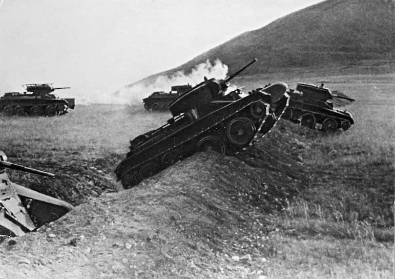 В мае 1931 года на вооружение встал Быстроходный танк (БТ). В 1935 году в серийное производство запустили его новую модификацию БТ-7. «Бетушка» оказалась самым представленным танком 7 ноября 1941 года — на военном параде на Красной площади. В нем участвовали 70 машин, в войсках находилось более 5 тыс. танков
