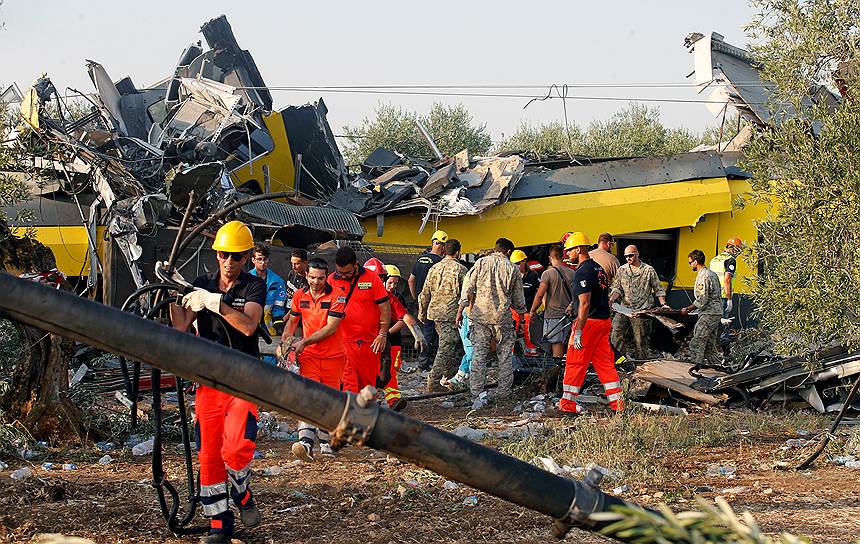 Бари, Италия. Спасатели на месте столкновения двух пассажирских поездов