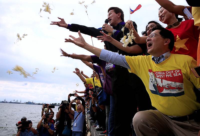 Манила, Филиппины. Протест активистских групп против притязаний Китая на Южно-Китайское море