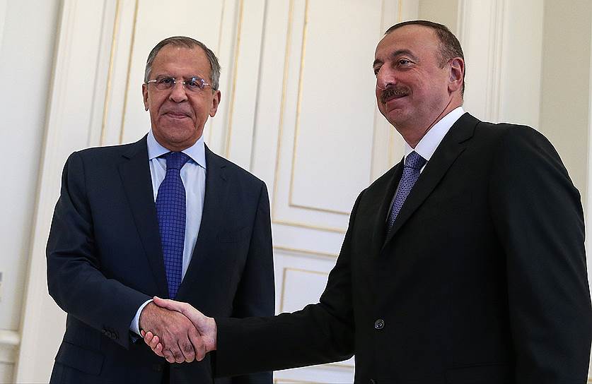 Министр иностранных дел России Сергей Лавров (слева) и президент Азербайджана Ильхам Алиев