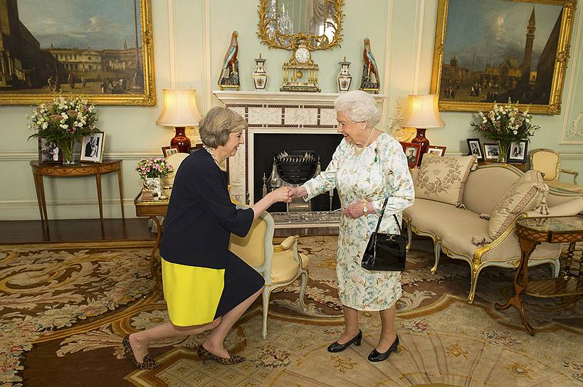 Премьер-министр Великобритании Тереза Мей (слева) и Королева Елизавета II (справа)