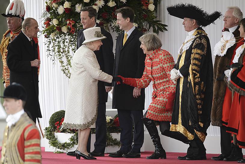 Премьер-министр Великобритании Тереза Мей и Королева Елизавета II 