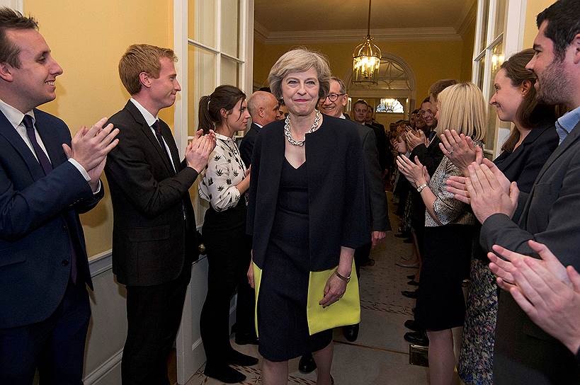 13 июля. Тереза Мэй (на фото в центре) официально вступила в должность премьер-министра Великобритании 