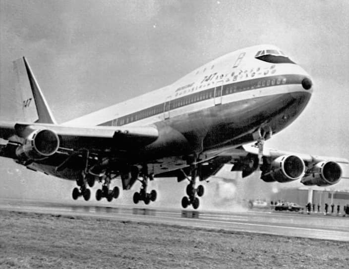 В феврале 1969 года первый полет совершил Boeing 747. Лайнер стал самым большим на тот момент гражданским самолетом: площадь его крыла была больше баскетбольной площадки, а высота хвоста равнялась высоте 6-этажного дома. При этом навигационная система борта изначально весила меньше ноутбука. Над созданием модели 747 работали около 50 тыс. человек.