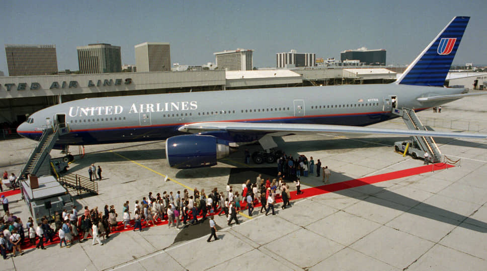 В 1994 году дебютировал Boeing 777. Он стал первым самолетом, который полностью спроектировали с помощью трехмерной компьютерной графики. Новые технологии также использовались во время его предварительной сборки. По оценкам компании, это вдвое уменьшило количество ошибок и недоработок. На Boeing 777 был установлен рекорд дальности для пассажирских перевозок: 21601 км
