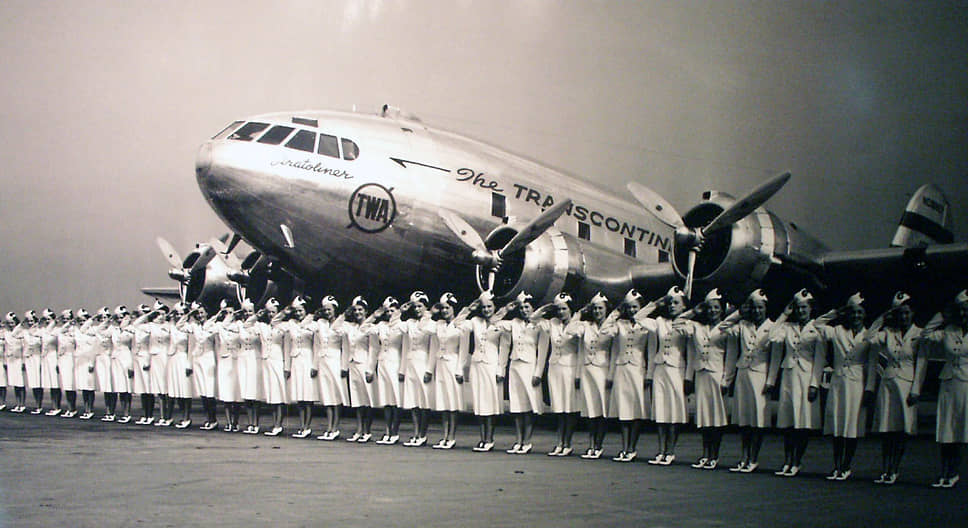 В 1938 году компания представила Model 307 Stratoliner. В непогоду он мог подниматься на высоту более 6 тыс. метров — выше, чем все коммерческие модели того времени. Stratoliner стал первым самолетом, в экипаж которого включили бортинженера. Boeing выпустил 10 таких самолетов, один из них принадлежал мультимиллионеру Говарду Хьюзу