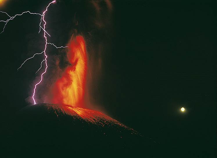 &amp;#8203;«Извержение вулкана Толбачик»
&lt;br/>Камчатка
&lt;br/>Возникающие во время извержения молнии вызваны наводящими заряд столкновениями частиц вулканической пыли, постоянным трением вулканических пород, газов и паров воды