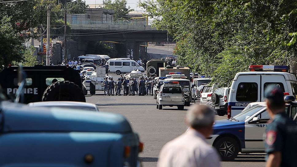 Как мятежники захватили полк полиции в ереванском районе Эребуни