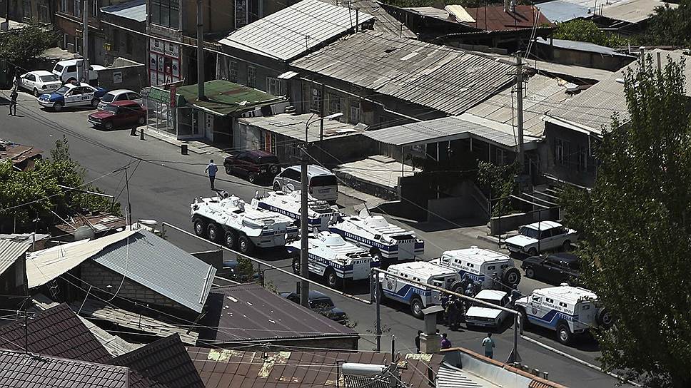 Как к захватившим здание полиции в Ереване прорывалось подкрепление