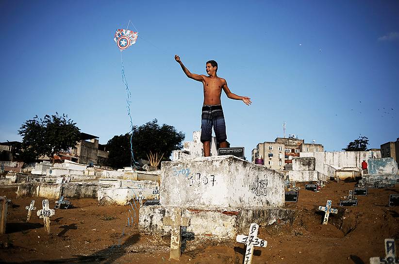 Рио-де-Жанейро, Бразилия. Мужчина запускает воздушного змея