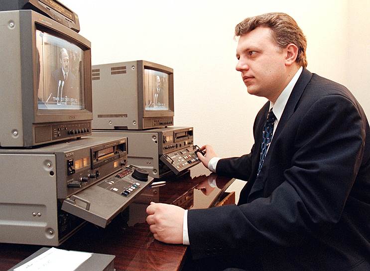 В 1998 году он работал специальным корреспондентом программ «Новости» и «Время» дирекции информационных программ (ДИП) ОРТ. С 1 января 1999 года Шеремет стал шеф-редактором российской и зарубежной корреспондентской сети ДИП ОРТ