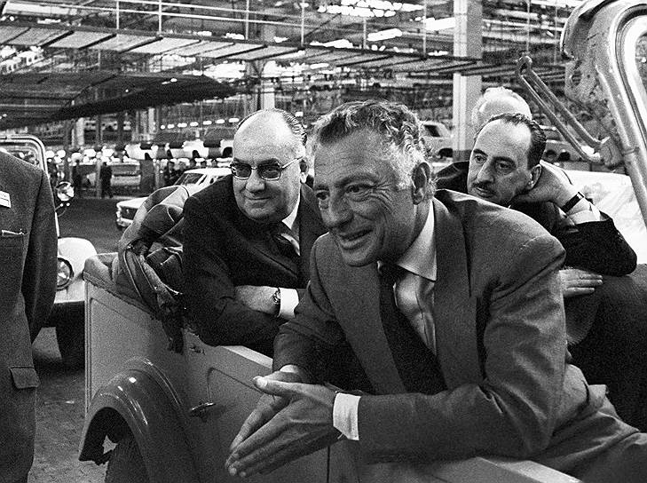 В августе 1966 года главы Минпрома СССР и итальянского автоконцерна FIAT Александр Тарасов и Джанни Аньелли (на фото) подписали контракт по созданию завода с полным производственным циклом
