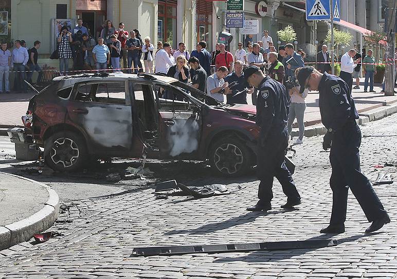 Киев, Украина.  Сотрудники полиции на месте взрыва автомобиля журналиста Павла Шеремета