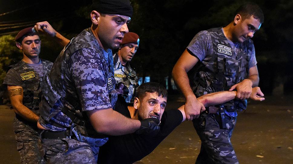 В ночь на 21 июля в Ереване в результате столкновения с полицией пострадал 51 человек