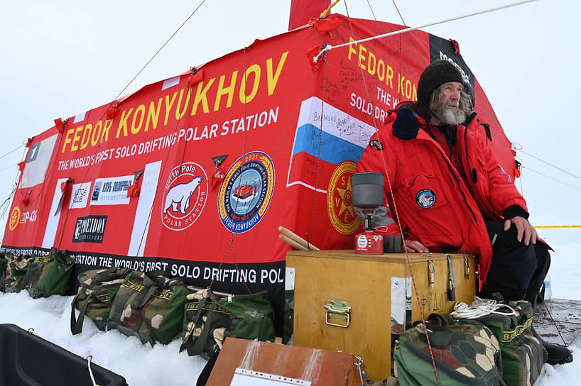 Летом 2021 года Федор Конюхов успешно завершил путешествие на Северный полюс на дрейфующей льдине. Он провел на этой льдине 249 часов и 25 минут