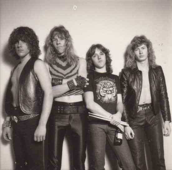 Metallica была основана в 1981 году гитаристом и вокалистом Джеймсом Хэтфилдом и барабанщиком Ларсом Ульрихом. По воспоминаниям музыкантов, Джеймс сначала пришел в ужас от манеры Ларса играть на барабанах — тот ломал палочки каждый раз при попытке что-либо сыграть. Название для группы было позаимствовано Ульрихом у Рона Куинтаны, когда тот попросил ударника придумать название для его нового журнала о метал-группах. Среди других вариантов были Metal Mania и Hesse&lt;br> Слева направо: Рон Макговни, Джеймс Хэтфилд, Ларс Ульрих, Дейв Мастейн