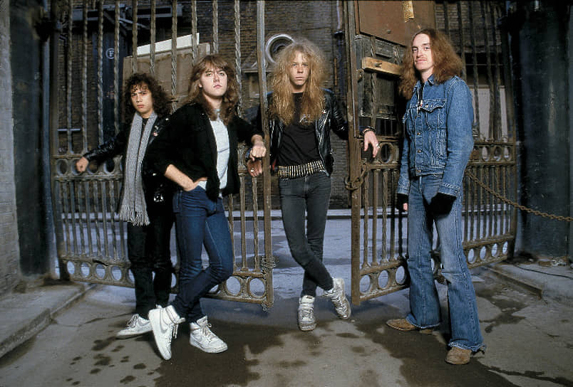 После переезда в Сан-Франциско Metallica стала выступать в местных ночных клубах вместе с группой Exodus. В апреле 1983 года за пьянство и агрессивное поведение из группы был изгнан Дейв Мастейн, на место которого пришел соло-гитарист Кирк Хэммет из Exodus. В 1983 году музыканты подписали контракт с лейблом Megaforce Records в Нью-Йорке. В том же году Metallica записала свой первый альбом «Kill &#39;Em All», а годом позже — «Ride The Lightning». Критики были в восторге
&lt;br>Слева направо: Кирк Хэммет, Ларс Ульрих, Джеймс Хэтфилд, Клифф Бертон