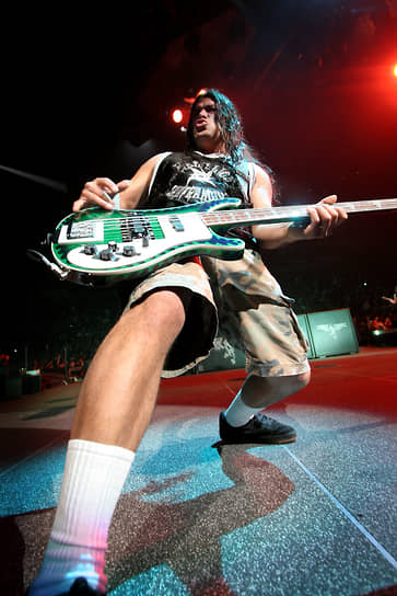 В 2003 году новым басистом Metallica стал Роберт Трухильо (на фото), ранее выступавший в составе Suicidal Tendencies и группы Оззи Осборна. В том же году вышел восьмой студийный альбом «St. Anger», тут же занявший первые места в чартах. Альбом был подвергнут суровой критике фанатов, нашедших его «сырым»