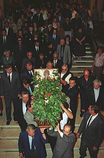 В мае 1990 года композитору сделали операцию по замене аортального клапана в Лондоне. Сам он говорил, что теперь у него «железное сердце» с 40-летней гарантией. Микаэл Таривердиев умер 25 июля 1996 года в сочинском санатории «Актер», похоронен на Армянском кладбище Москвы. Его последним произведением стало фортепианное трио для классического состава — скрипка, виолончель, фортепиано