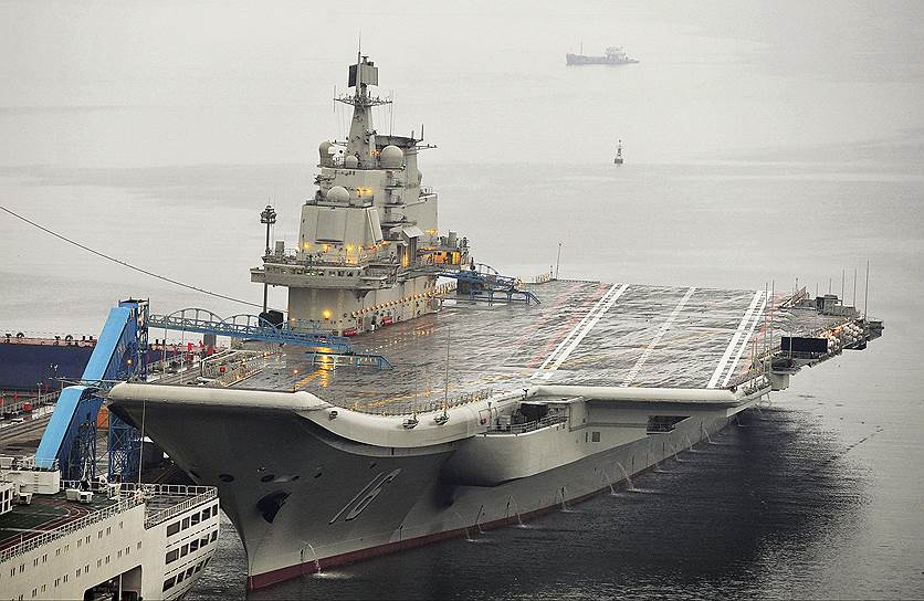 25 сентября 2012 года ВМС Китая приняли на вооружение первый авианосец «Ляонин». В 1998 году Китай приобрел у Украины за $20 млн недостроенный тяжелый авианесущий крейсер «Варяг» «для переоборудования в туристический аттракцион». «Варяг» был заказан для ВМФ СССР и заложен в 1988 году. После распада СССР крейсер, построенный на 67%, остался на верфи Николаевского судостроительного завода и отошел Украине. Водоизмещение корабля длиной 300 м превышает 65 тыс. тонн. Крейсер мог бы нести на борту до 60 самолетов, для которых были оборудованы три взлетно-посадочные полосы, также он был вооружен ракетными комплексами. Его общая стоимость составляла на тот период около $2,4 млрд