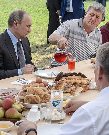 Задушевная беседа с комбайнерами на полевом стане — неизбежная часть летнего рабочего графика президента России