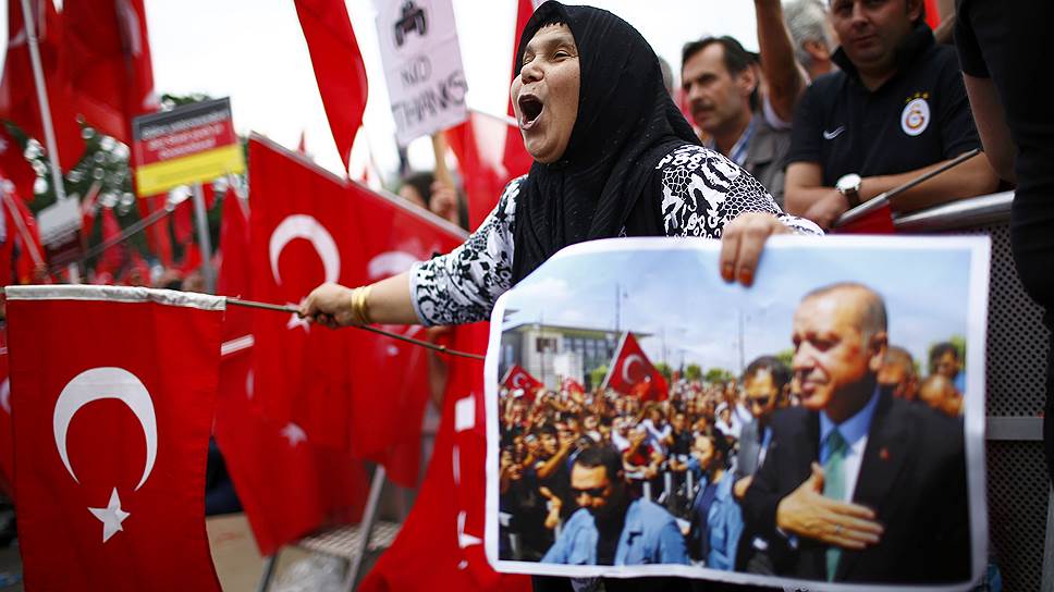 Как в Кельне выступили в поддержку Реджепа Тайипа Эрдогана