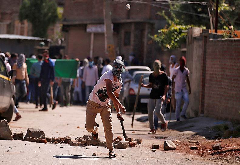 Во время акции индийские военнослужащие открыли огонь по толпе, которая бросала в них камни. В результате погибли три человека. Общее число жертв нового обострения в Джамму и Кашмире достигло 70 человек