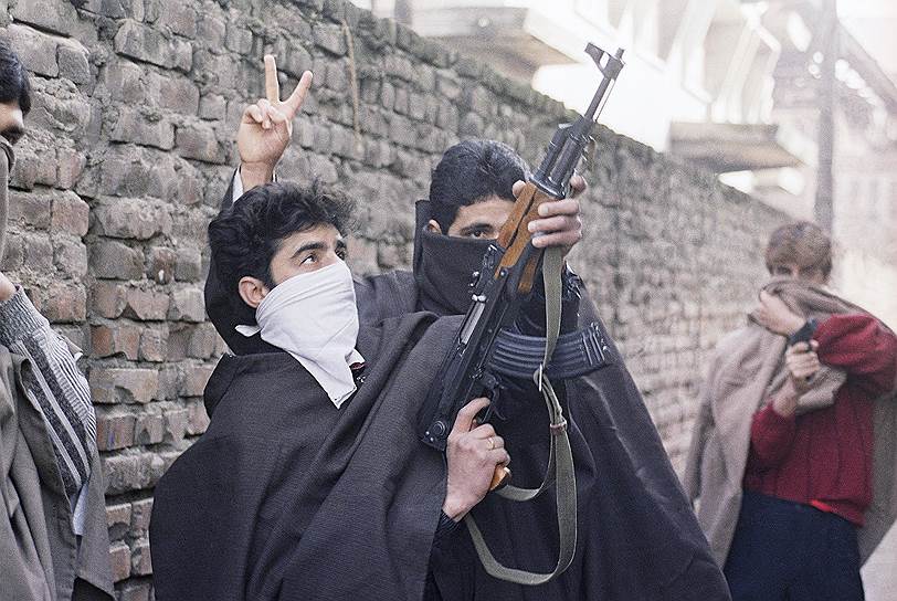 В конце 1980-х годов активную деятельность в Кашмире начинали исламистские террористические организации. Они требовали «свободы оккупированного Индией» региона