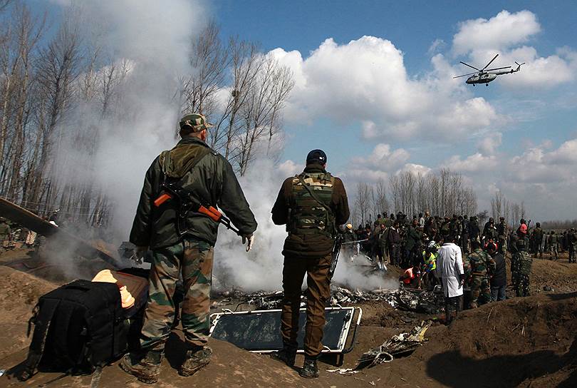 27 февраля индийские СМИ сообщили о крушении вертолета Ми-17 ВВС Индии в округе Бадгам в Кашмире. Погибли оба пилота и один мирный житель. ВВС Пакистана нанесли удары по Кашмиру и сбили два самолета индийских ВВС, сообщил представитель пакистанских вооруженных сил генерал-майор Асиф Гафу