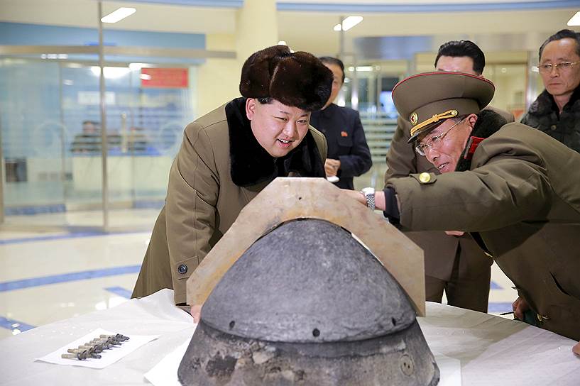 Лидер Северной Кореи Ким Чон Ын (слева)