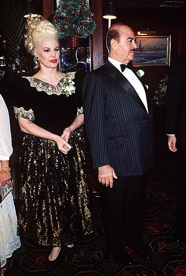 В 1982 году состоялся развод уроженца Саудовской Аравии Аднана Хашокджи, который занимался торговлей оружием и владел отелями и банками. По решению суда бывшая супруга Сорайя (до принятия ислама — Сандра Дэли) получила $874 млн (эквивалентно нынешним $2,1 млрд).