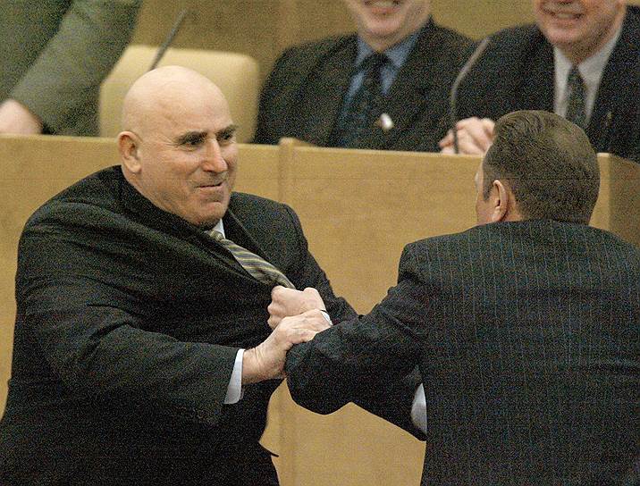 7 февраля 2003 года депутат Госдумы от КПРФ Василий Шандыбин (слева) напал на депутата от «Единства» Александра Федулова (справа), после того как последний назвал Геннадия Зюганова «политической проституткой».