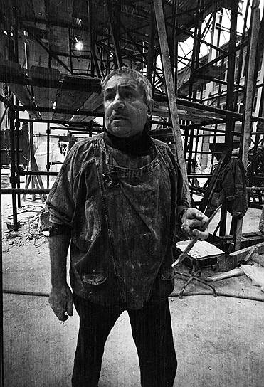 В июне 1996 года в Магадане был открыт монумент Неизвестного «Маска Скорби». Центральная скульптура монумента — стилизованное лицо человека, из левого глаза которого текут слезы в виде маленьких масок, а правый глаз изображен в форме окна с решёткой. Внутри монумента — пространство стилизованное под тюремную камеру
